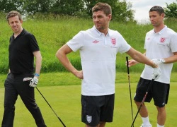 Gerrard thừa tiền cũng không được vụt golf