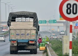 Hàng rong bủa vây đường cao tốc Hà Nội - Hải Phòng