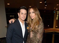 Jennifer Lopez phủ nhận đính hôn với bồ trẻ