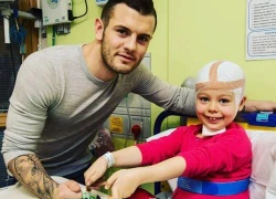 Không thể ra sân, Jack Wilshere đi làm từ thiện