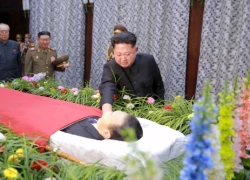 Kim Jong-un xúc động trong đám tang trợ lý thân cận