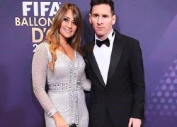 Messi hôn vợ khi được xướng tên chiến thắng