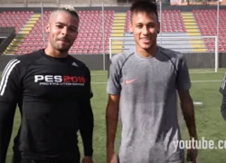 Neymar so tài sút trúng xà ngang