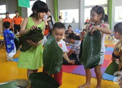 Ngày cuối tuần, trẻ đến trường tham gia ngày hội gói bánh chưng, bánh dày