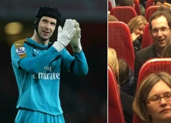 Petr Cech giản dị, gần gũi với NHM trên tàu điện ngầm