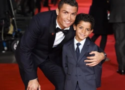 Ronaldo sang Mỹ để &#8220;kiếm thêm&#8221; con?