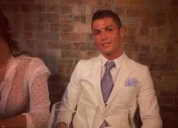 Ronaldo thành "soái ca", Balotelli lại nghịch dại với pháo hoa