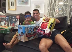 Ronaldo thư giãn cùng cậu con trai 'siêu nhân'