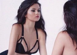 Selena Gomez khoe vòng một sexy