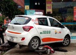 Taxi mất lái phi vào cửa hàng, đè bẹp 2 xe máy