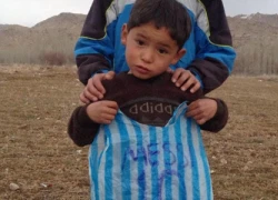 Tìm thấy 'tiểu Messi' mặc áo nilon ở Afghanistan