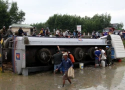 Xe bồn lật, hàng trăm lít dầu tràn xuống ruộng