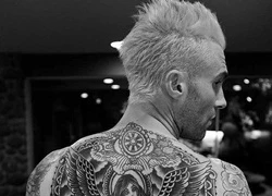 Adam Levine hoàn thành hình xăm lưng sau 6 tháng