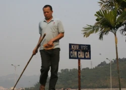 Bất chấp biển cấm, hàng chục người dân vẫn câu cá ngay đập thủy điện