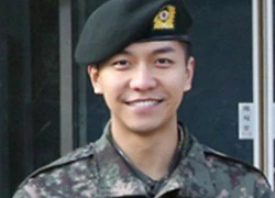 'Chàng rể quốc dân' Lee Seung Gi khỏe khoắn khi nhập ngũ