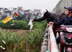 [CHÙM ẢNH] Thả cá chép, thả luôn rác trong ngày tiễn ông Công, ông Táo