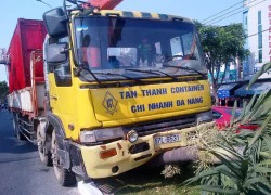 Container mất thắng, tài xế nhanh trí đâm con lươn tránh nhiều người chờ đèn đỏ