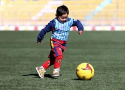 Fan nhí của Messi mặc áo nilon hồn nhiên chạy nhảy