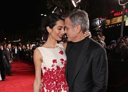 George Clooney quỳ gối nửa tiếng để cầu hôn