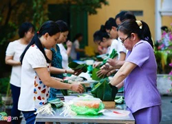 Giáo viên Sài Gòn thi gói bánh chưng Tết