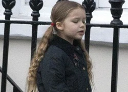 Harper Beckham để tóc dài xoăn cực đáng yêu