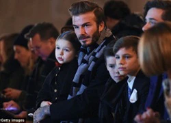 Harper Beckham thờ ơ với show diễn thời trang của mẹ