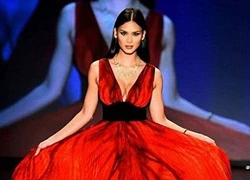 Hoa hậu Hoàn vũ 2015 lần đầu xuất hiện trên sàn catwalk sau đăng quang