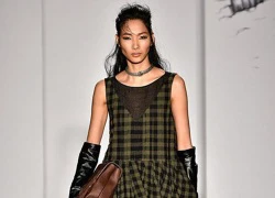 Hoàng Thùy lạnh lùng trên sàn diễn London Fashion Week