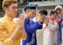 Hoàng Tôn và FB Boiz mặc áo dài dạo phố Tết