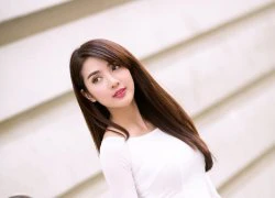 Hot girl Linh Napie e ấp bên sen hồng