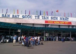 Khách về Tết tăng, nhiều chuyến bay muộn giờ ở sân bay Tân Sơn Nhất