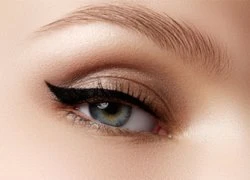 Mách nhỏ tips hữu ích khi kẻ liner mắt mèo cho bạn gái