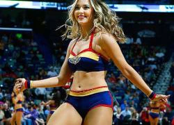 Ngắm người đẹp tóc vàng ngực khủng của New Orleans Pelicans