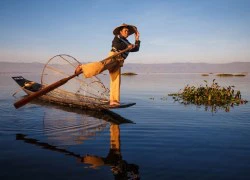 Ngư dân Myanmar "làm xiếc" trên hồ Inle