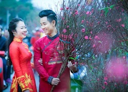 Nguyên Khang diện áo dài đi mua hoa ở Hà Nội