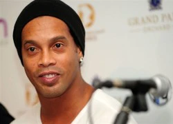 Trọng tài dừng trận đấu vì... bận xin chữ ký của Ronaldinho