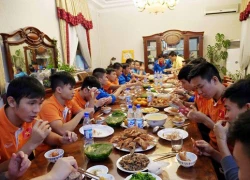 Tuyển futsal được ăn canh cua, đậu rán dù ở Uzbekistan