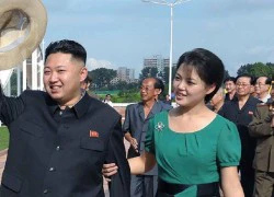 Vợ chồng ông Kim Jong-un viếng mộ cha