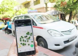 Xăng giảm, Uber, Grab lại đua tăng cước