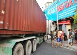 Xe container mất lái, tông người phụ nữ rồi húc sập nhà dân