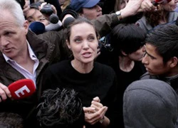 Angelina Jolie bị vây kín khi đến thăm trại tị nạn ở Athens