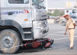 Bị xe ben cuốn vào gầm, kéo lê trên đường, hai cô gái may mắn thoát chết