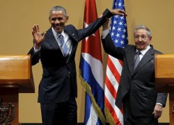 Cái nắm tay kỳ lạ giữa Chủ tịch Castro và Tổng thống Obama