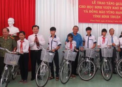 Chánh án TAND Tối cao Trương Hòa Bình trao xe đạp cho học sinh vùng hạn hán