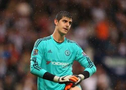 Courtois chăm chút găng tay như báu vật