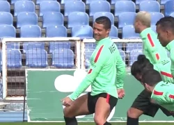 Cristiano Ronaldo &#8216;kích thích&#8217; đồng đội ở tuyển bằng điệu nhảy gợi dục