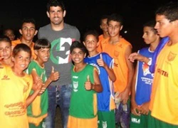 Diego Costa về Brazil giải khuây, được đón tiếp như người hùng