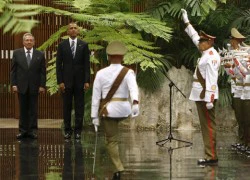 Khoảnh khắc Chủ tịch Raul Castro chào đón Tổng thống Obama