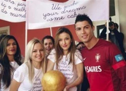 Fan nữ vẫn vui vẻ dù bị Ronaldo sút penalty trúng mặt