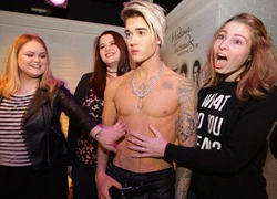 Fan thi nhau ôm hôn tượng sáp Justin Bieber vì quá đẹp trai